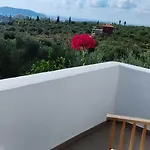 Villa Liofyto - Stylish With Views To Foinikounda Bay *