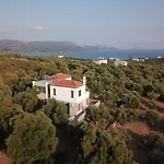 Villa Liofyto - Stylish With Views To Foinikounda Bay