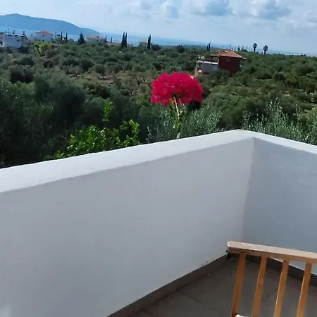 Villa Liofyto - Stylish With Views To Foinikounda Bay *