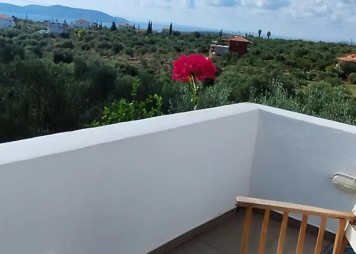 Villa Liofyto - Stylish With Views To Foinikounda Bay *