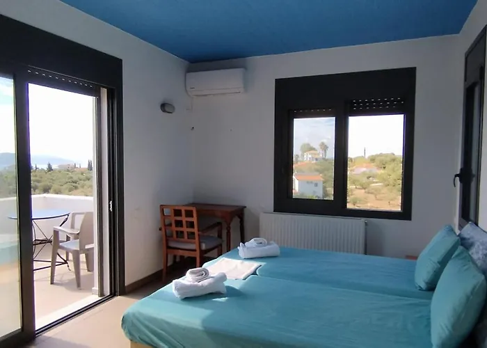 Villa Liofyto - Stylish With Views To Foinikounda Bay *