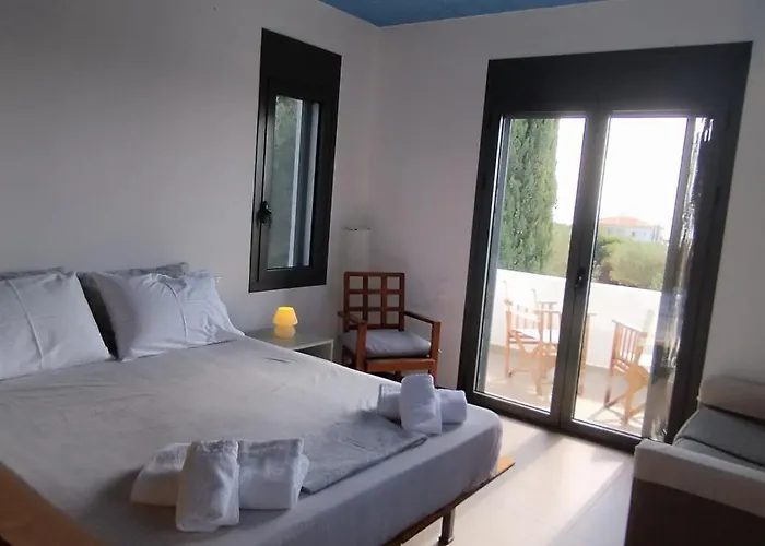 Villa Liofyto - Stylish With Views To Foinikounda Bay *